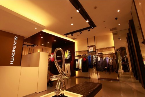 心吻女装店铺展示