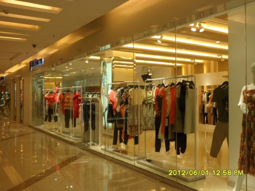 依目了然女装店铺形象