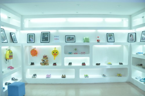 卡啦斑尼童装店铺展示