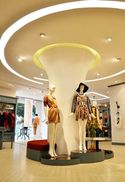 雪凡妮女装店铺展示