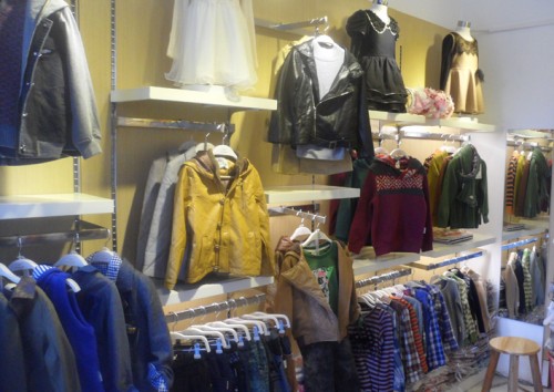 俄梅戛童装店铺形象