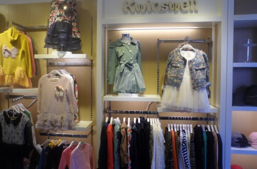 俄梅戛童装店铺形象