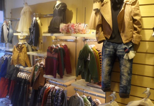 俄梅戛童装店铺形象