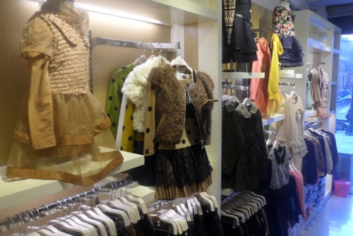 俄梅戛童装店铺形象