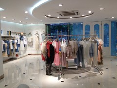 上海西歌实业有限公司摩凡服饰女装店铺展示