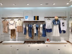 上海西歌实业有限公司摩凡服饰女装店铺展示