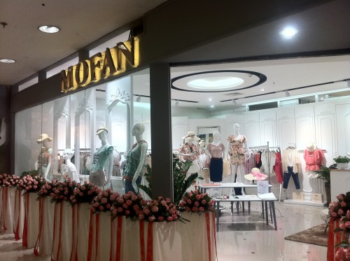 上海西歌实业有限公司摩凡服饰女装店铺展示