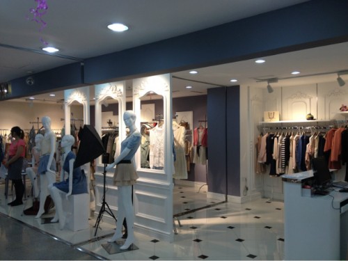 上海西歌实业有限公司摩凡服饰女装店铺展示
