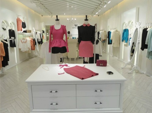 帛可女装店铺展示