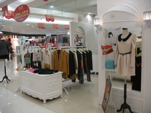 帛可女装店铺展示