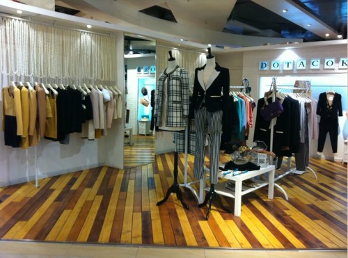 帛可女装店铺展示