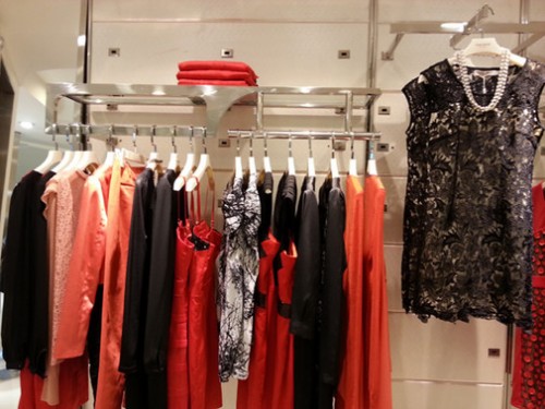 芳菲儿女装店铺展示