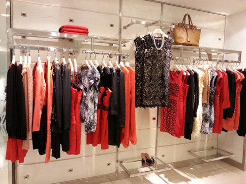 芳菲儿女装店铺展示