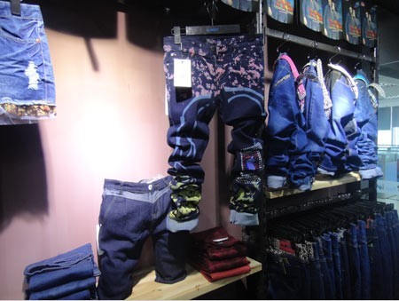 蓝邦威豪牛仔店铺展示