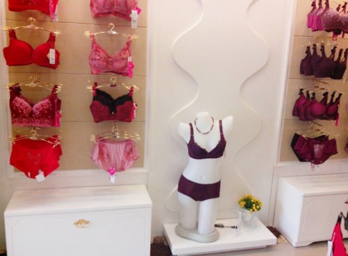克罗蜜欧内衣店铺展示