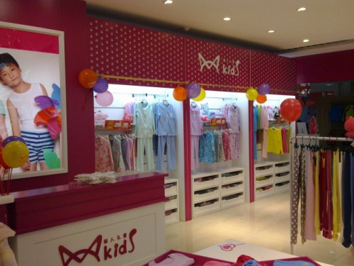 猫人儿童童装店铺形象