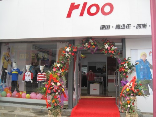 r100童装店铺展示