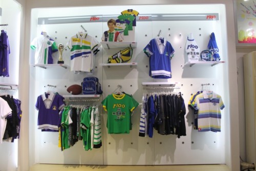 r100童装店铺展示