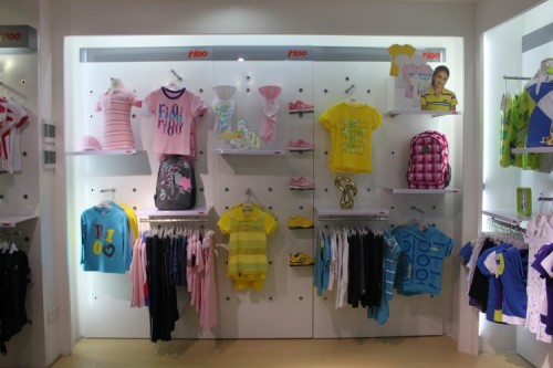 r100童装店铺展示