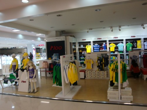 r100童装店铺展示