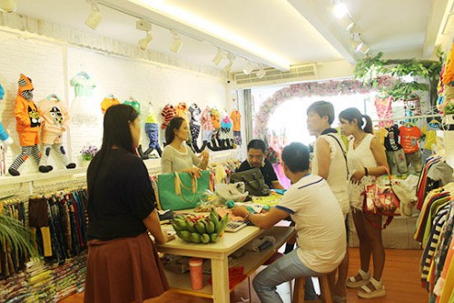 韩红宇童装店铺展示