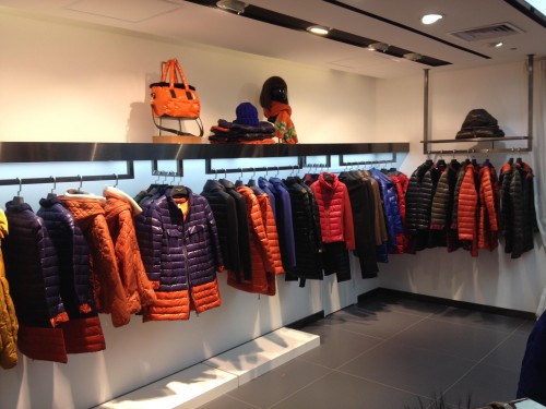 森依霖羽绒服店铺展示