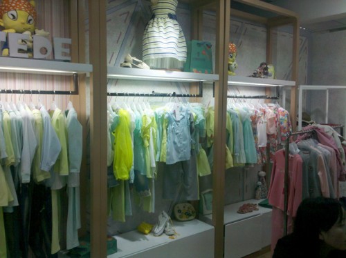 龙太子童装店铺展示