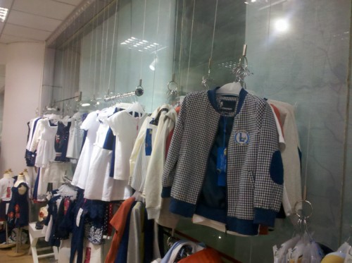 龙太子童装店铺展示