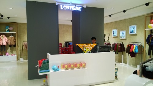 龙太子童装店铺展示