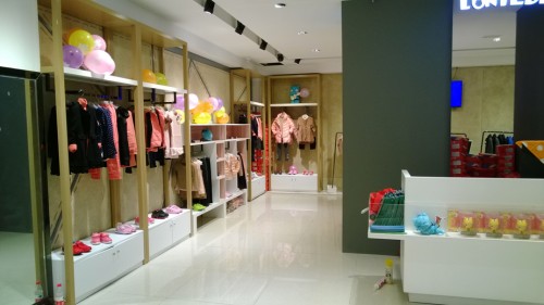 龙太子童装店铺展示