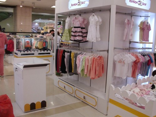 彩虹熊童装店铺形象