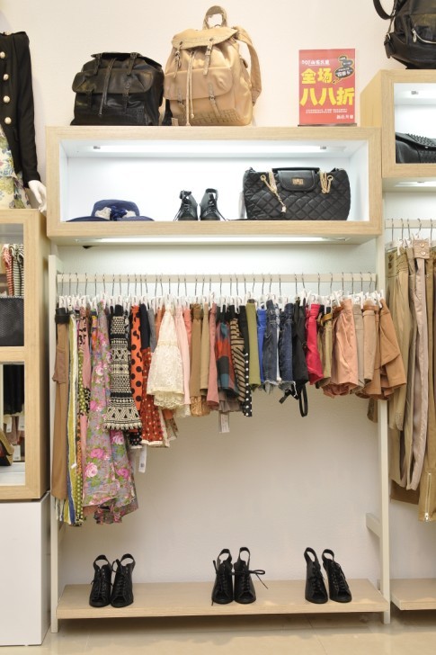 山石久渡女装店铺形象