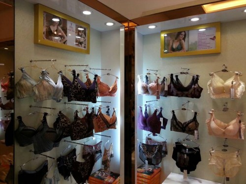 俏伊点内衣店铺形象