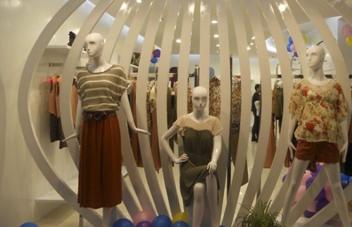 帛卡袖女装店铺形象