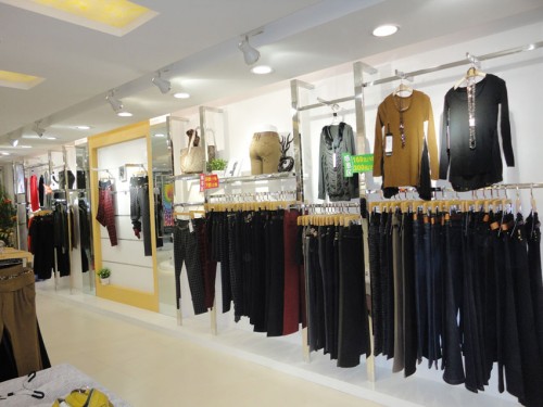 依仙圣姿女装店铺展示