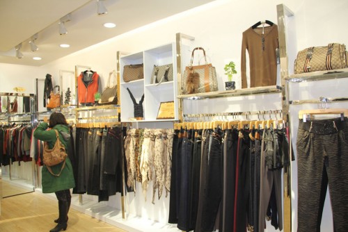 依仙圣姿女装店铺展示