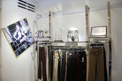依仙圣姿女装店铺展示