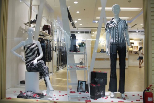 依仙圣姿女装店铺展示