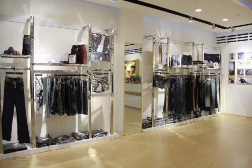 依仙圣姿女装店铺形象