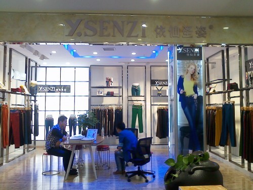 依仙圣姿女装店铺形象