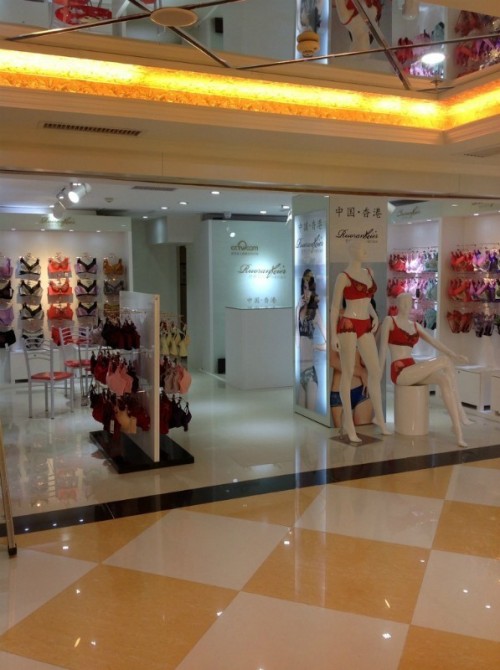 若然菲儿内衣店铺展示