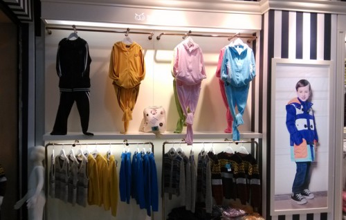 苹果童装店铺展示