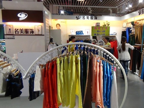 名美女装店铺形象