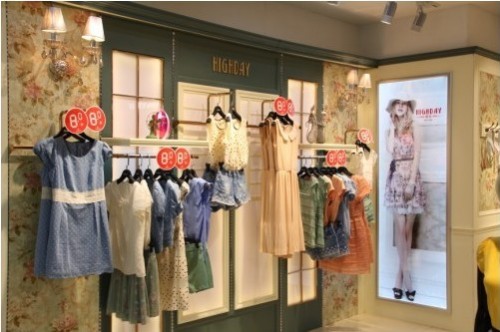 轩日女装店铺展示