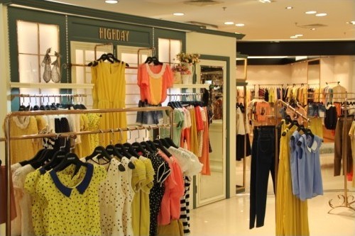 轩日女装店铺展示