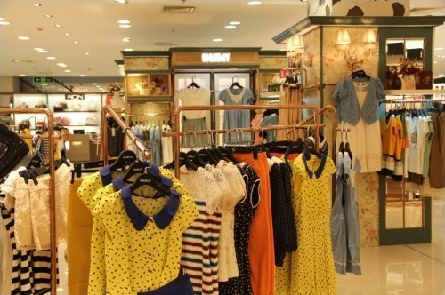 轩日女装店铺展示