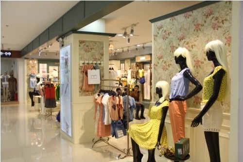 轩日女装店铺展示