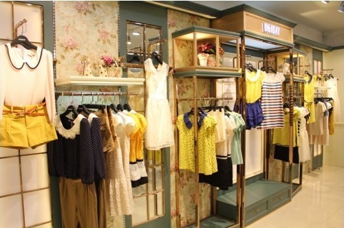 轩日女装店铺展示