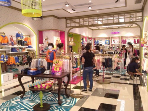 力果童装店铺展示