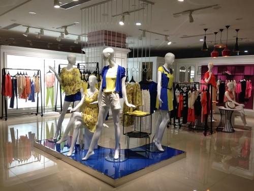 斯浓女装店铺展示